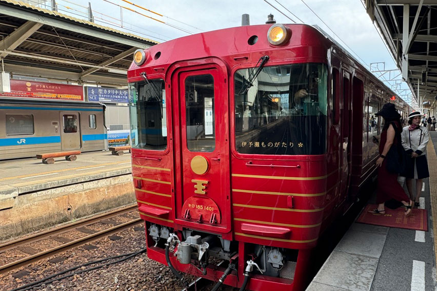 松山駅に停車中の伊予灘ものがたり